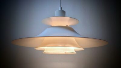 Frandsen Type 1033-P spise bord lampe. 1970. Ø47. Flødehvid stilren. Made in Denmark.