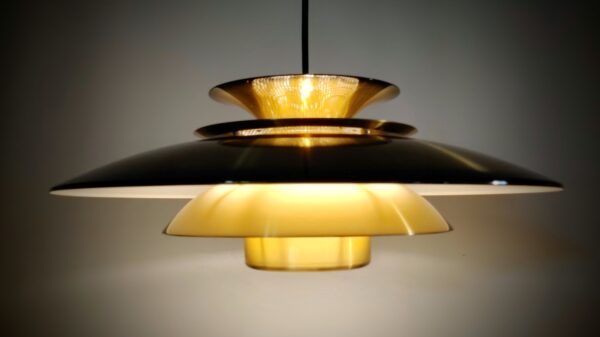 Imponerende danish design lampe. Spisebords. Toplamper 1980. Original messing sunburst lakering. I særdeles flot stand. Ny el. Ø40. Læs mere.