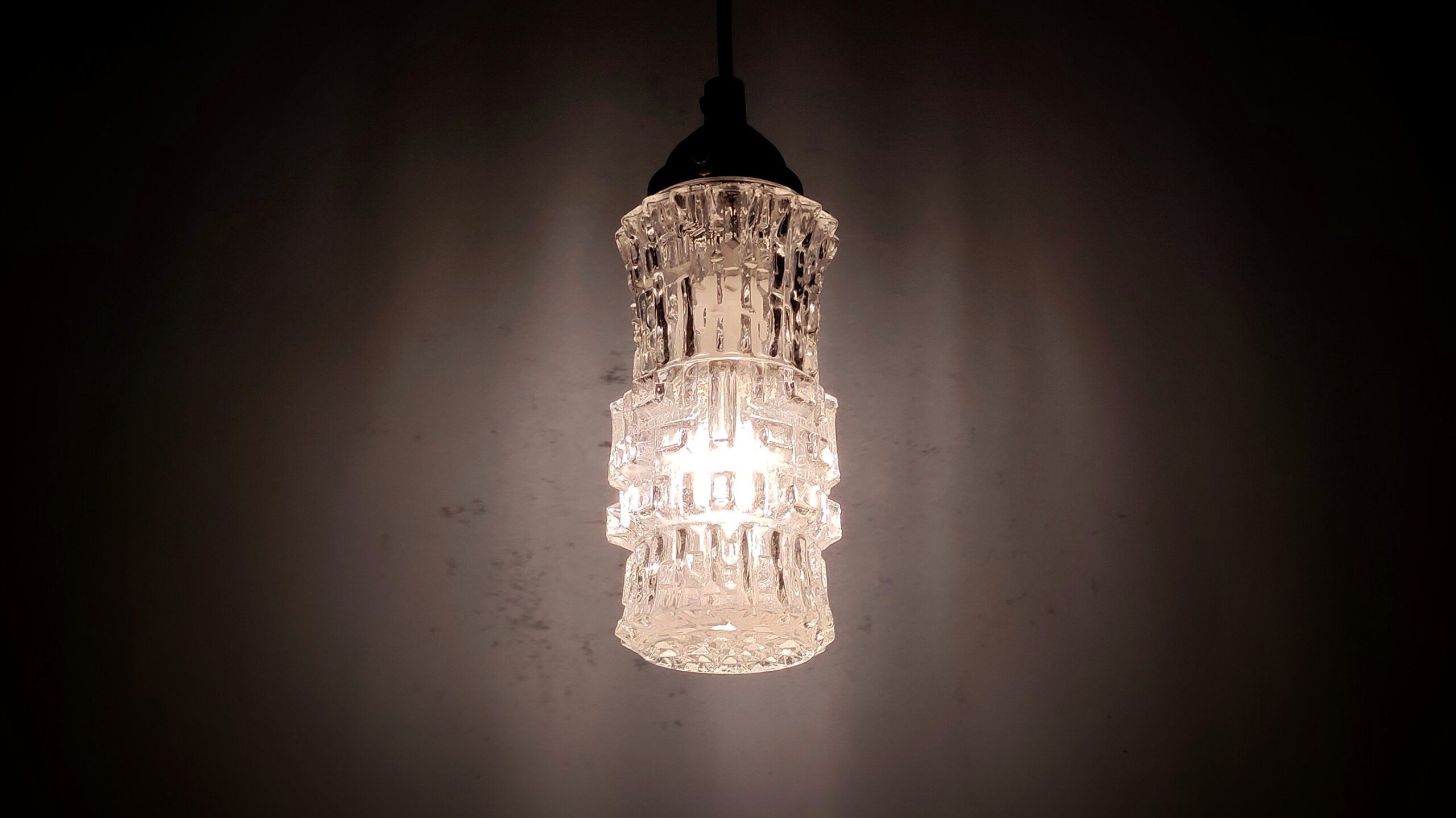 Eksklusiv dansk hjørne pendel i klart glas. Ø7,5. Nyt el m.m. Læs mere. – Loftlamper
