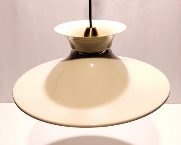 Vitrika 1960 spisebords lampe i særdeles flot stand original Beige / Messing. Ø40. Nyt el. Læs mere.