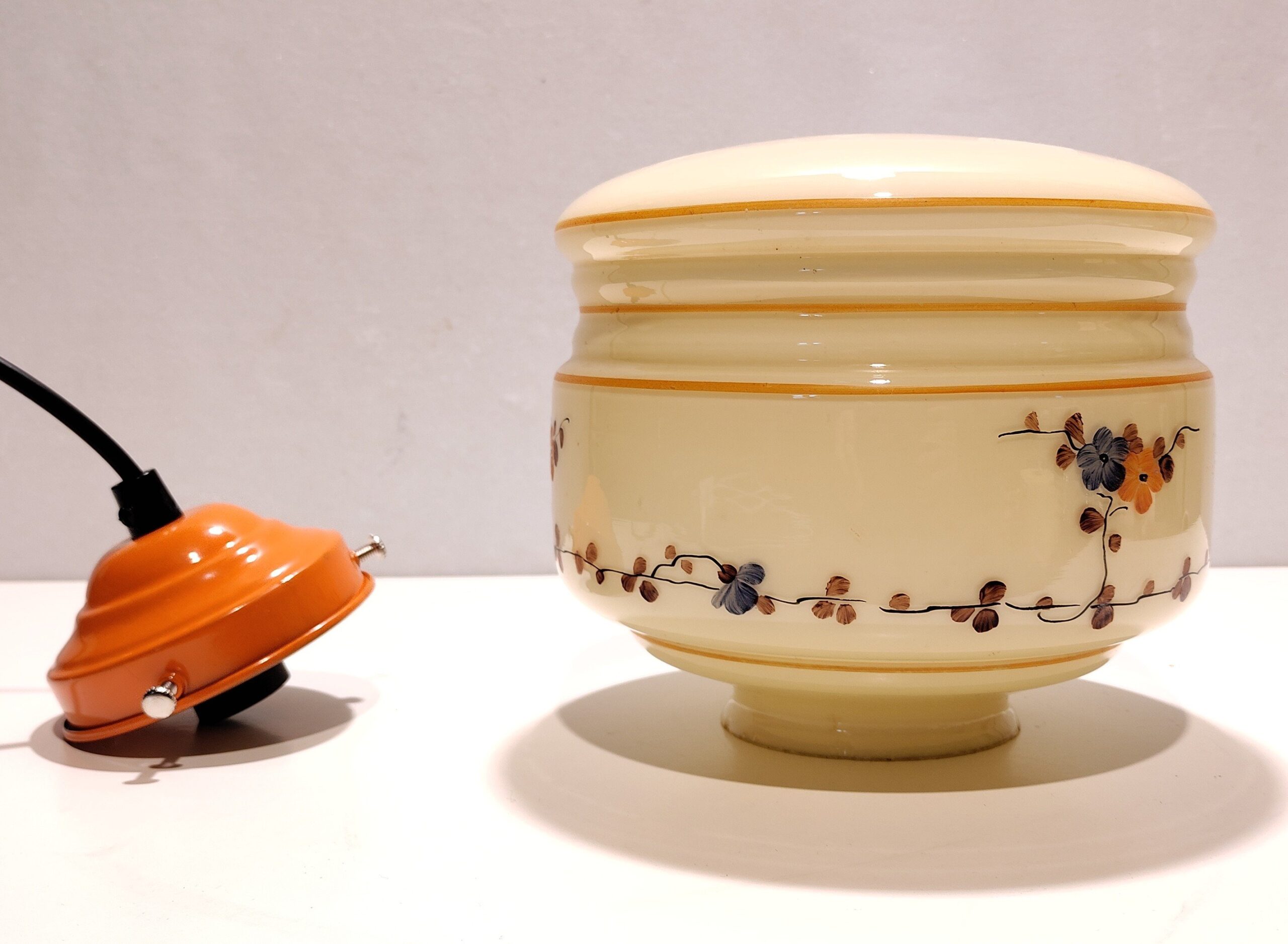 Smuk antik kuglependel med håndmalede blomster. Orange mønstre m.m Ophæng og El er nyt. Gennem restaureret kuglependel. Ø17. Læs mere – produktbillede 3 – Kuglependler