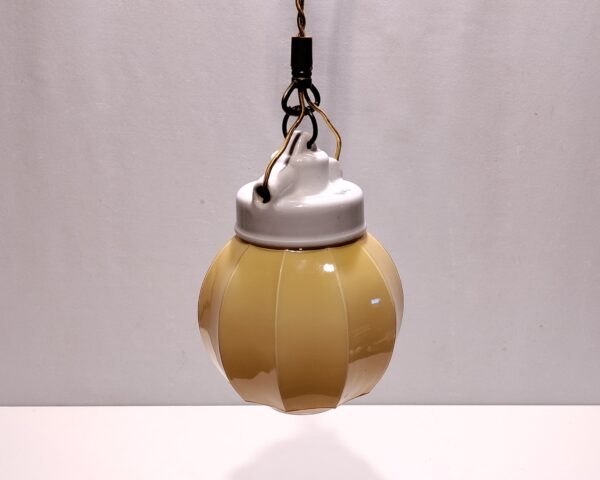 Antik beroligende kuglependel med porcelæn ophæng. 2,5 meter snoet guld ledning. Ø16. Læs mere.
