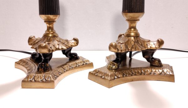 Sæt med 2 antikke neo klassiske bordlamper i messing med løvefødder. Restaureret. Emperisk stil. 41 cm høje. Nyt el. Læs mere.