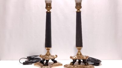 Sæt med 2 antikke neo klassiske bordlamper i messing med løvefødder. Restaureret. Emperisk stil. 41 cm høje. Nyt el. Læs mere.