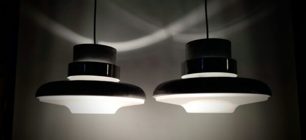 Unika sæt med 2 upcyclede 1970 loft lamper. Fremstår ny i råt industri look. Aluminium. Nyt el. Ø35. Sætpris. Læs mere