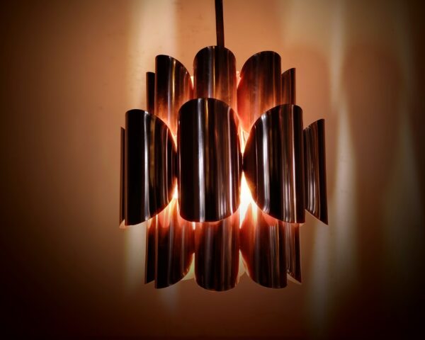 Smuk lille Werner Schou kobber lampe.  Coronell Elektro Danmark 1960. Nyt el. Ø15. Læs mere.
