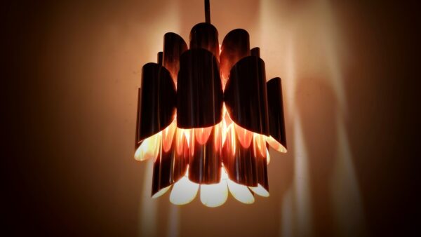 Smuk lille Werner Schou kobber lampe.  Coronell Elektro Danmark 1960. Nyt el. Ø15. Læs mere.