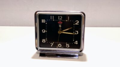 Vintage bord ur med vække funktion. Polaris. Til senge eller skrivebord. 1960. Mekanisk. Smukt og velholdt ur.