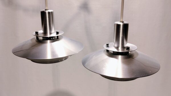 Sæt med 2 svenske Jan Eskil Eskilson design køkkenlamper i aluminium. Fully restored. Nyt el. Læs mere.