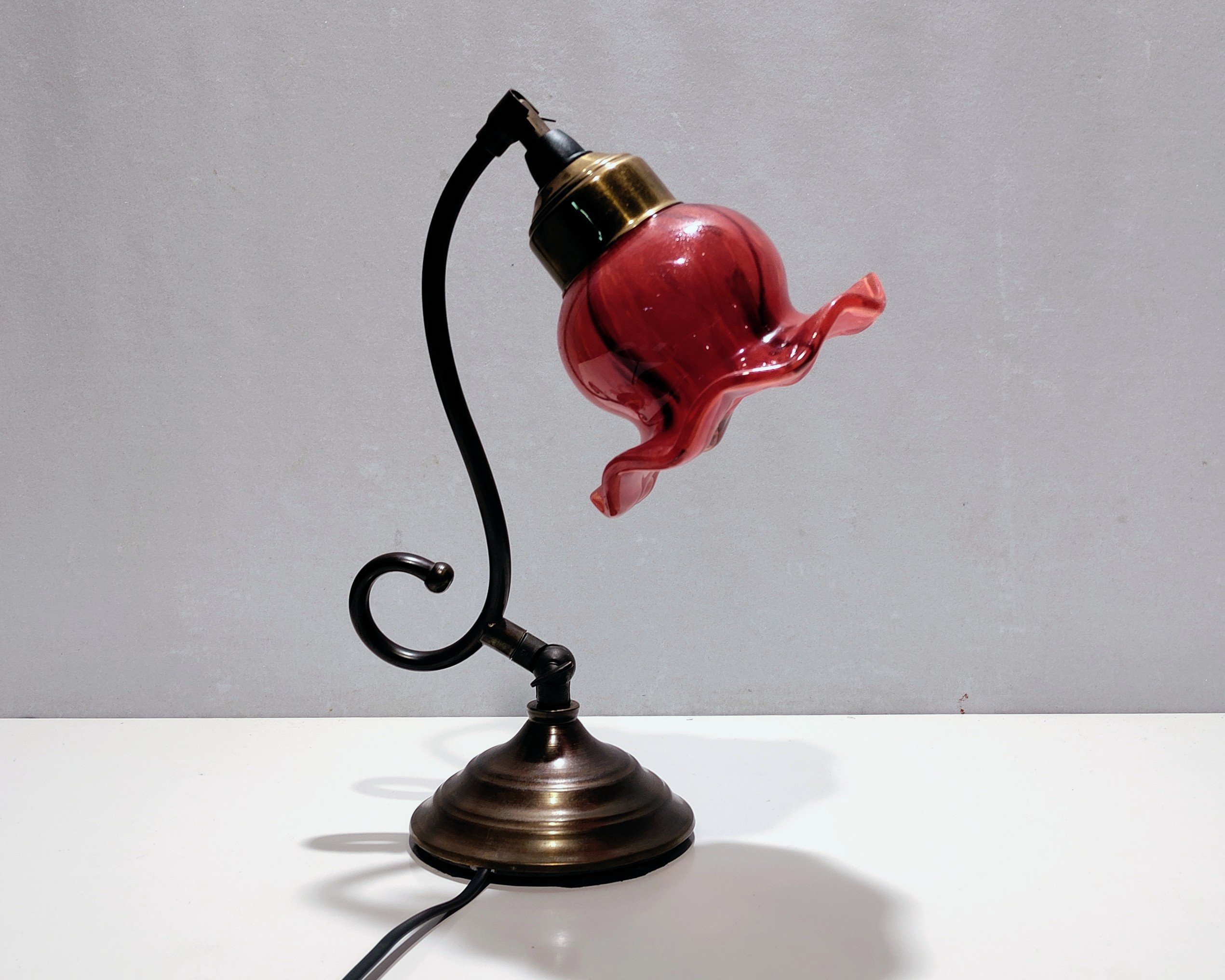Unika bordlampe. Hand assembled by Moeller. Model Moulin Rouge. Alt el er nyt. Custom made.