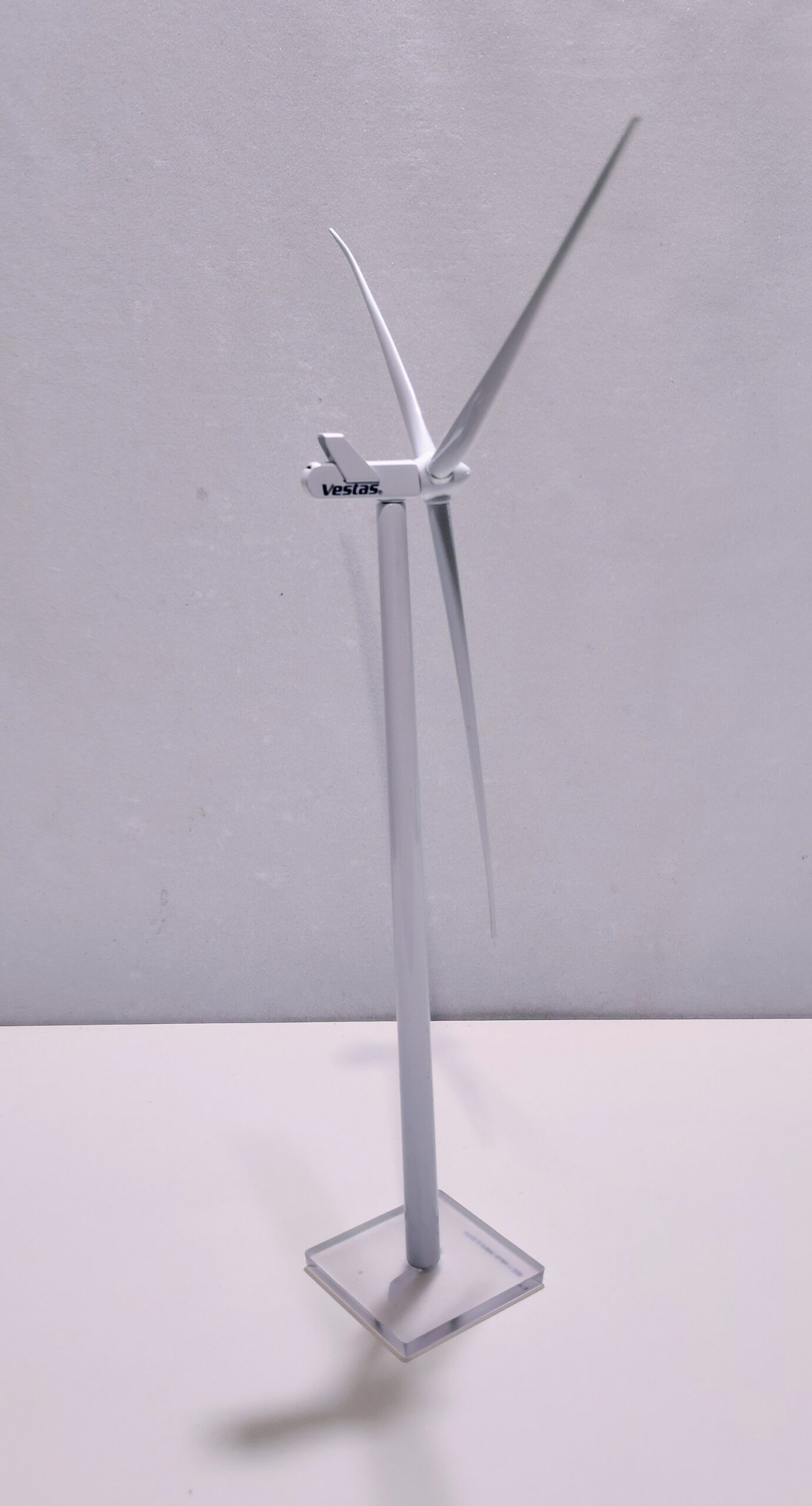 Vestas model vindmølle i metal. 3MW. Scala 1:336. 42 cm høj • Møllers ...