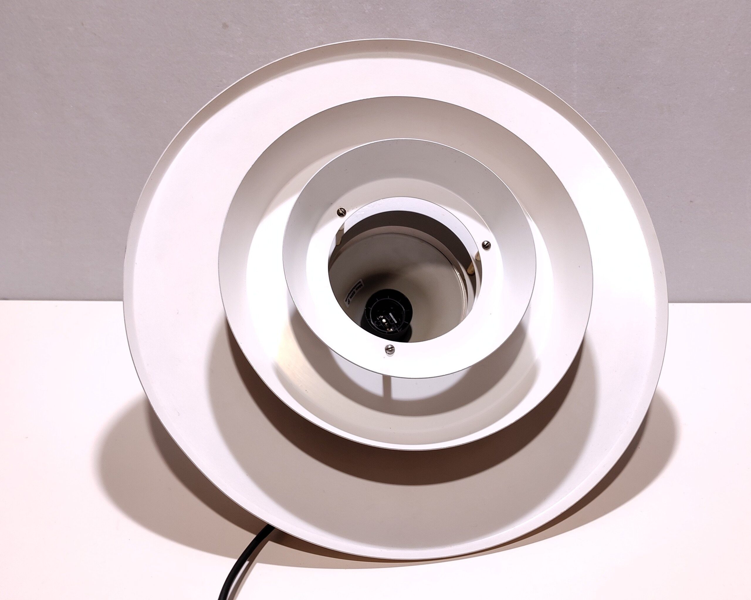 Eksklusiv dansk design lampe. 1970. Ukendt arkitekt. Original kobber lakeret. Ø38. Alt el er nyt. Særdeles flot stand. Læs mere.