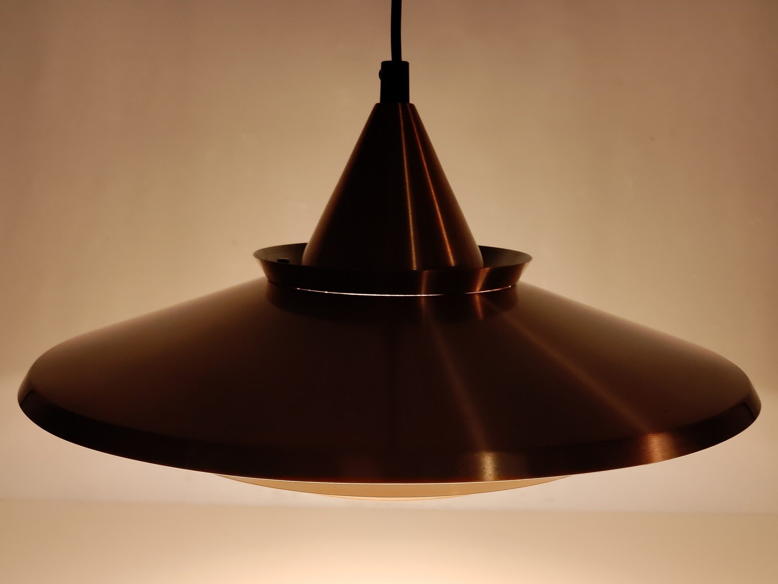 Eksklusiv dansk design lampe. 1970. Ukendt arkitekt. Original kobber lakeret. Ø38. Alt el er nyt. Særdeles flot stand. Læs mere.