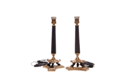 Sæt med 2 antikke neo klassiske bordlamper i messing med løvefødder. Emperisk stil. 41 cm høje. Nyt el.