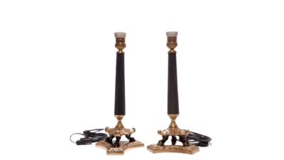 Sæt med 2 antikke neo klassiske bordlamper i messing med løvefødder. Emperisk stil. 41 cm høje. Nyt el.