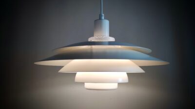 Smuk dansk design loft lampe til spisebordet. Jeka Riva 7040. Ø39. Alt el er nyt. Ren hvid. Flot stand.