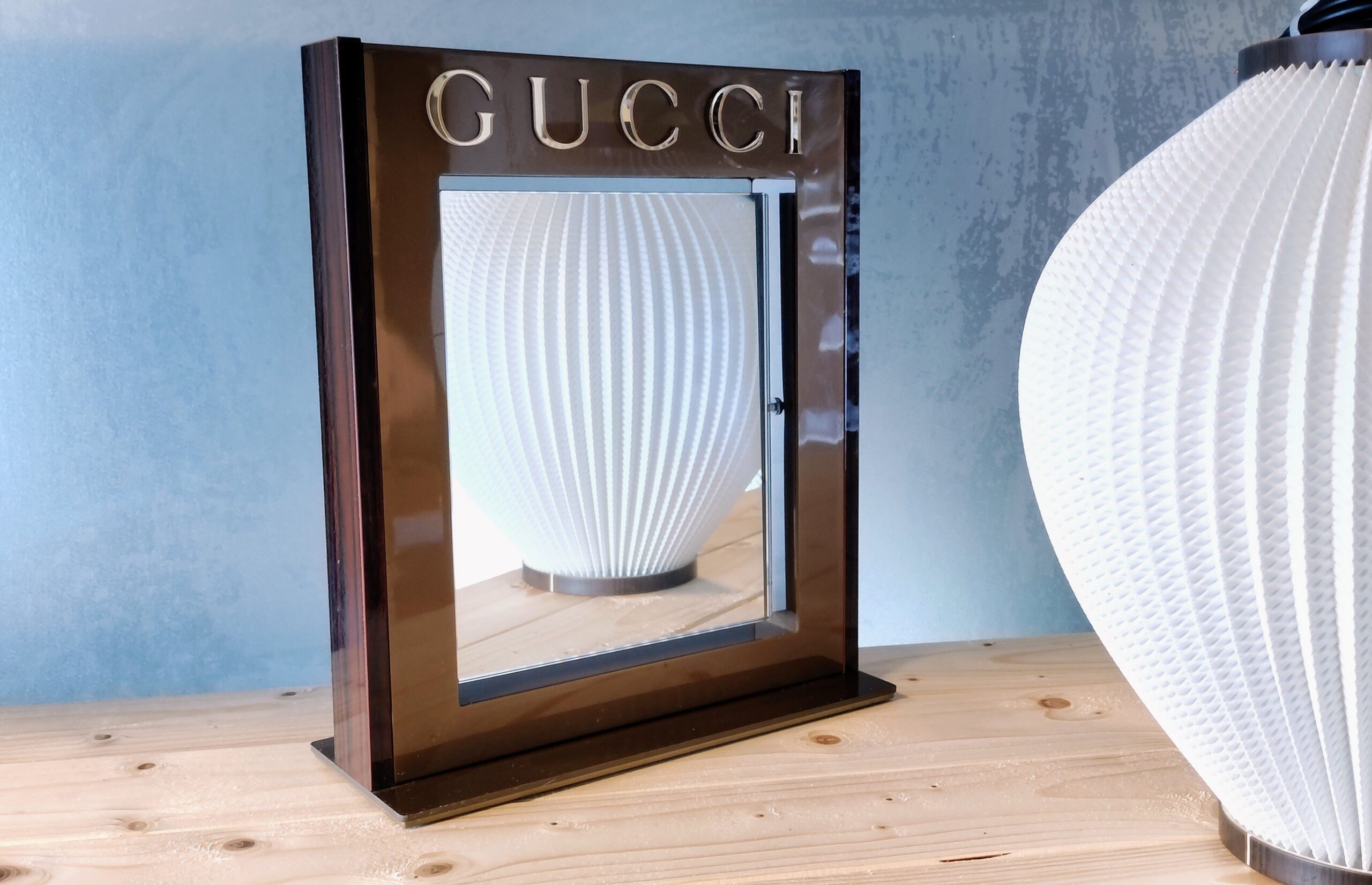 Original vintage GUCCI display spejl fra 1980. Læs mere.