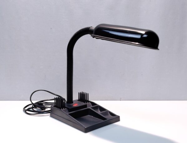 Klassisk 1980 skrivebordslampe. Sort. 30 cm høj. Med plads til memo blok og kuglepenne m.m