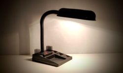 Klassisk 1980 skrivebordslampe. Sort. 30 cm høj. Med plads til memo blok og kuglepenne m.m