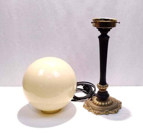 Stor vintage bordlampe i messing og træ. 53 cm høj. Ø20. Alt el er nyt.