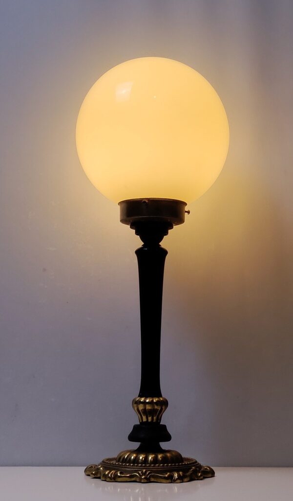 Stor vintage bordlampe i messing og træ. 53 cm høj. Ø20. Alt el er nyt.
