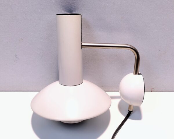 Louis Poulsen væglampe 1970. Model Louise. I flot hvid stand. 15 cm udhæng.  Læs mere.
