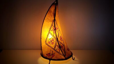 Sjælden unika lampe. Håndlavet bordlampe i broderet gedeskind. Produceret i Marokko 1970. Nyt el. Højde 46 cm