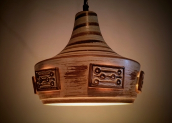 Smuk lys sandfarvet keramik loftlampe til sofabord eller spisebord. 1960. Ø29 Læs mere.