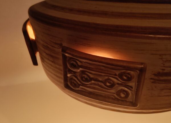 Smuk lys sandfarvet keramik loftlampe til sofabord eller spisebord. 1960. Ø29 Læs mere.