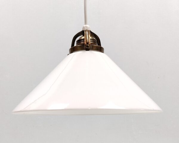 Smuk klassisk dansk skomager pendel i glas. 1980. Odreco. Messing ophæng og fatning. Ø24,5. Ny ledning. Læs mere.