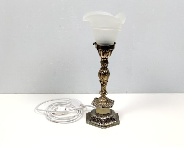 Elegant custom made bordlampe i massiv messing og antik glas. Alt el er nyt. Højde 37 cm.
