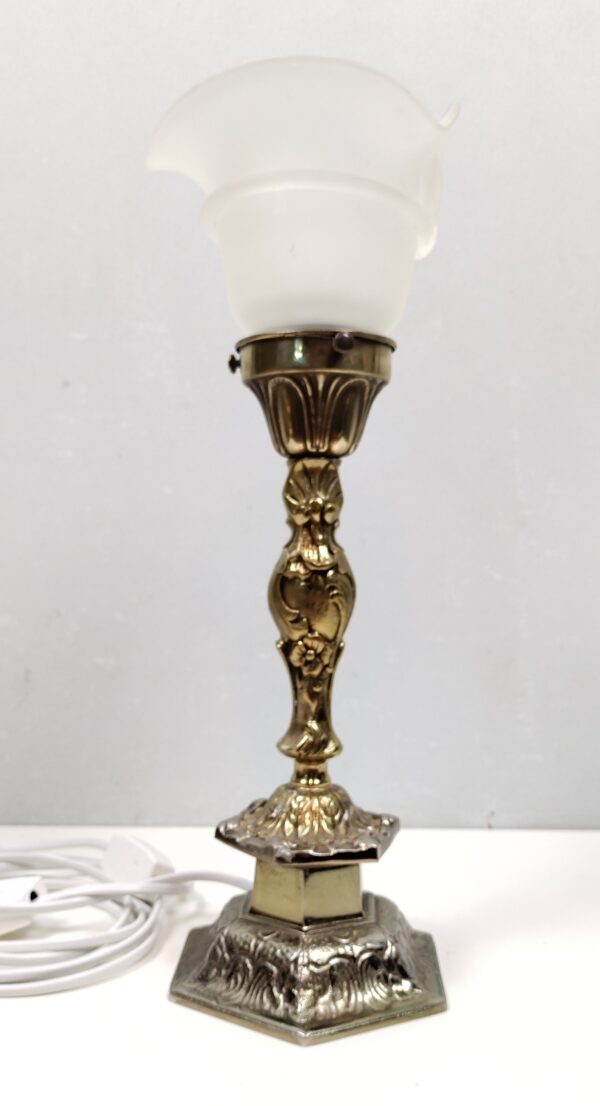 Elegant custom made bordlampe i massiv messing og antik glas. Alt el er nyt. Højde 37 cm.