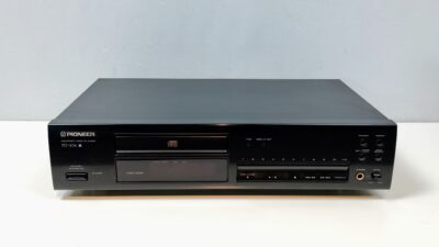 Velspillende og velholdt Pioneer PD-104 Compact disc player fra 1989.