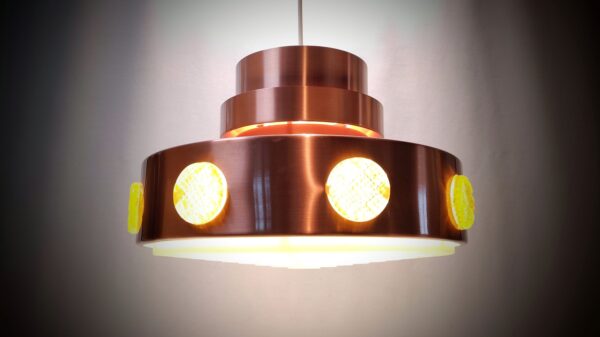 Eksklusiv original kobber lakeret danish design lampe fra 1960. Vitrika i særdeles flot stand. Ø37. Helt nyt el.