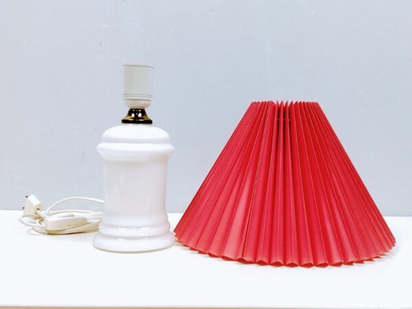 Smuk bordlampe i hvid glas med skærm. 1980. Dansk belysning. Højde 37 cm.