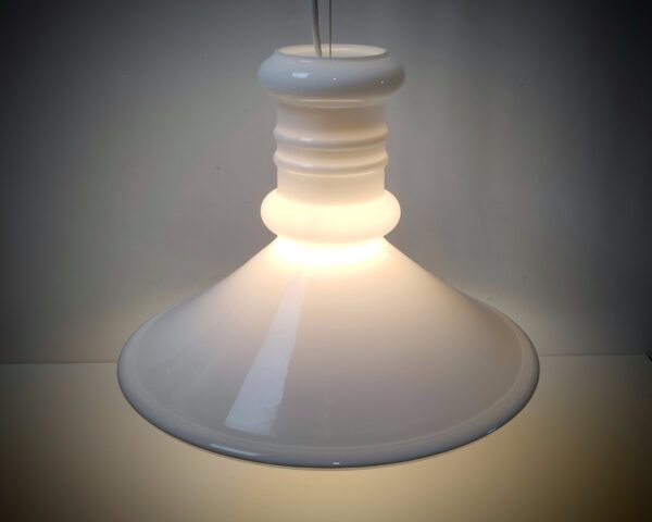 Stor Holmegaard apoteker spisebords lampe. 1984. Hvid opalglas. Ø36,5. 2,5 kilo ren glas. Alt el er nyt. Only pick up / Klik og hent