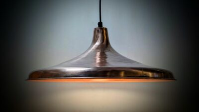 Storslået nypoleret kobber lampe på 50 cm i diameter. Lyskaer Belysning  J.J. Hammer & krone. 1970.