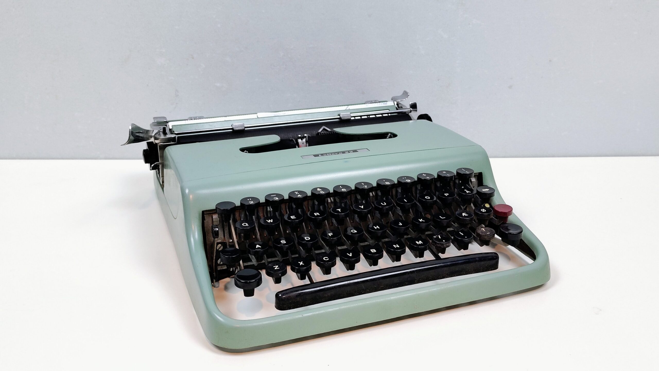 Olivetti Letter 22. Italiensk fuldblods skrivemaskine fra 1963. Renset, serviceret og med ny monteret farvebånd.
