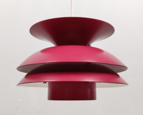 Smuk rødviolet loftlampe fra 1980 med nyt el. Ø24. Dansk design af Belux, model Ballet 1090. Læs mere
