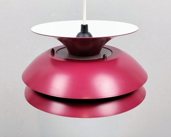 Smuk rødviolet loftlampe fra 1980 med nyt el. Ø24. Dansk design af Belux, model Ballet 1090. Læs mere