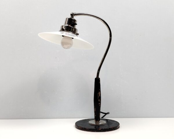 Vintage skrivebordslampe de 1940. Delvist nyt el. Med antik Holmegaard opalglas skærm. Højde 43 cm. Læs mere.
