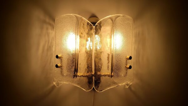Vintage dobbelglas væglampe fra 1980. Danish design Scandi Lamp. Sommerfugle udtryk. 2,3 kilo glas. Delvist nyt el. Læs mere.