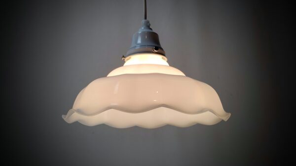 Sensitiv antik hvid oplglas lampe med slør fra 1960. Nyt el og nyt ophæng i soft white. Ø25
 Læs mere.
