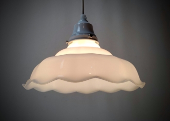 Sensitiv antik hvid oplglas lampe med slør fra 1960. Nyt el og nyt ophæng i soft white. Ø25
 Læs mere.