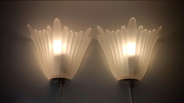 Sæt med 2 dansk design væglamper fra 1980. Frandsen 413901 model englevinger. I glas og messing. Læs mere.