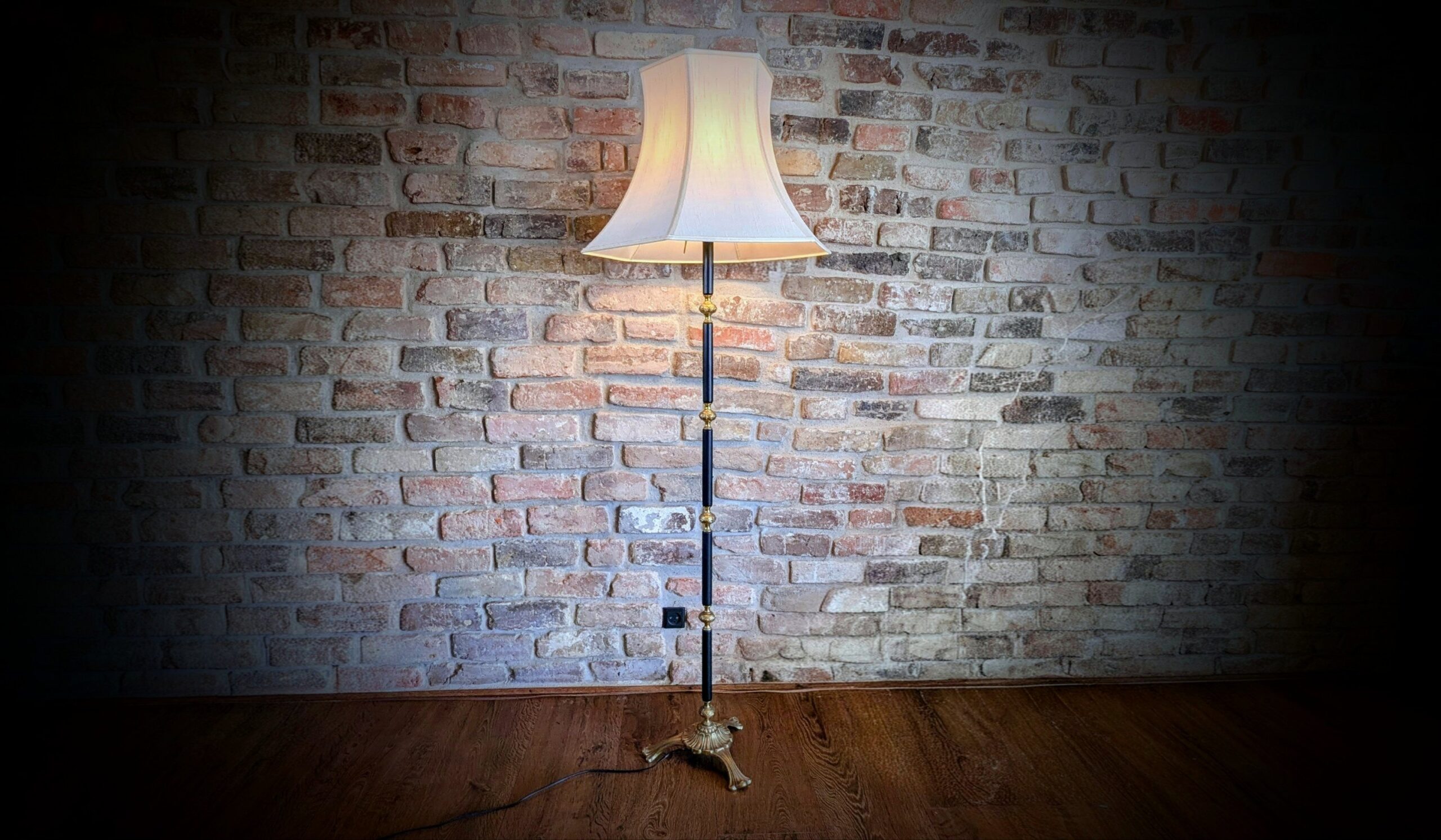 Eksklusiv storslået gulvlampe 1940. Nyt el. Med ny skærm. Messing/ibenholt. 175 cmH. Pickup only