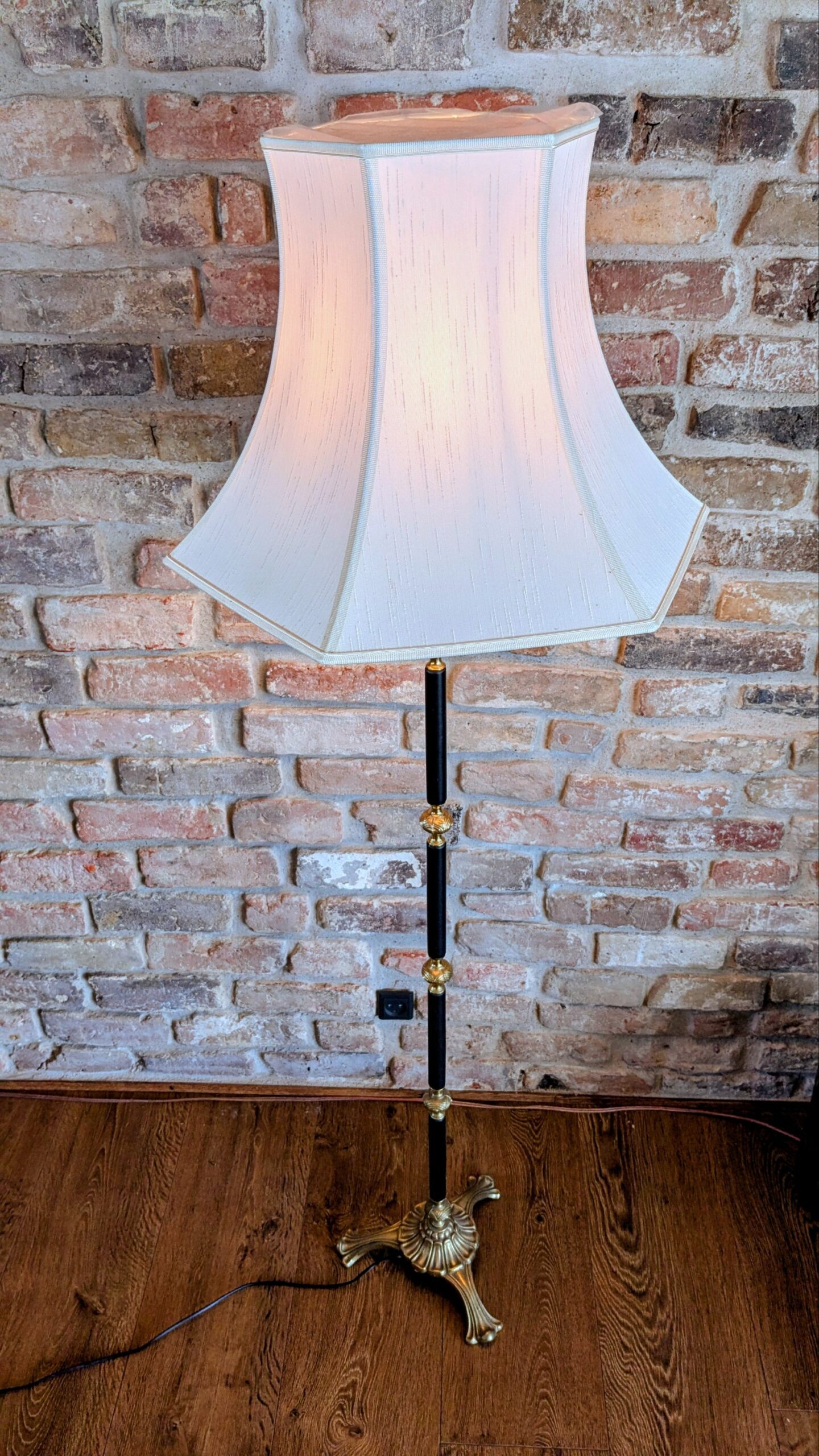 Eksklusiv storslået gulvlampe 1940. Nyt el. Med ny skærm. Messing/ibenholt. 175 cmH. Pickup only