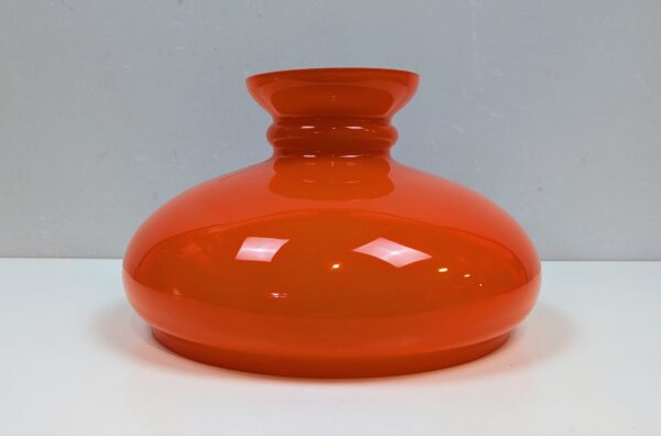 Original orange Holmegaard Cupido lampeglas til petroleumslamper 1970. Ø27 cm. Bærekant 23 cm.