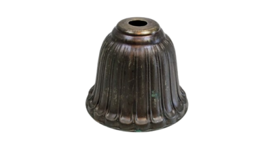 Antik top til skjult fatning og som top på lampeglas. Ø62 mm. M10 Hul. Mat Messing. Læs mere.