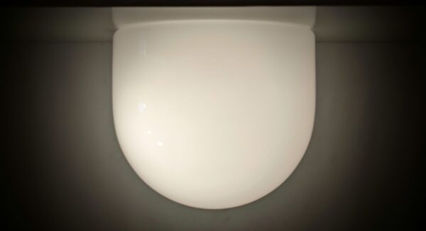 Smuk stor opalglas loft lampe. Ø 29,5 cm. 30 cm nedhæng ialt. Fra gammel skole. Delvist nyt el.